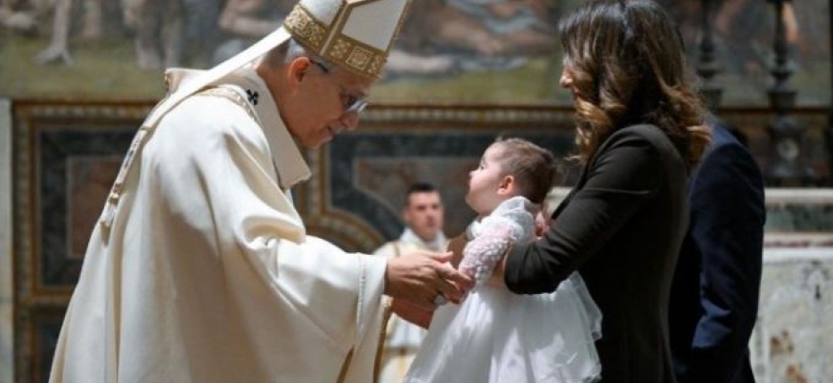 Papa batiza 20 crian�as: a f� � um bem essencial para a vida