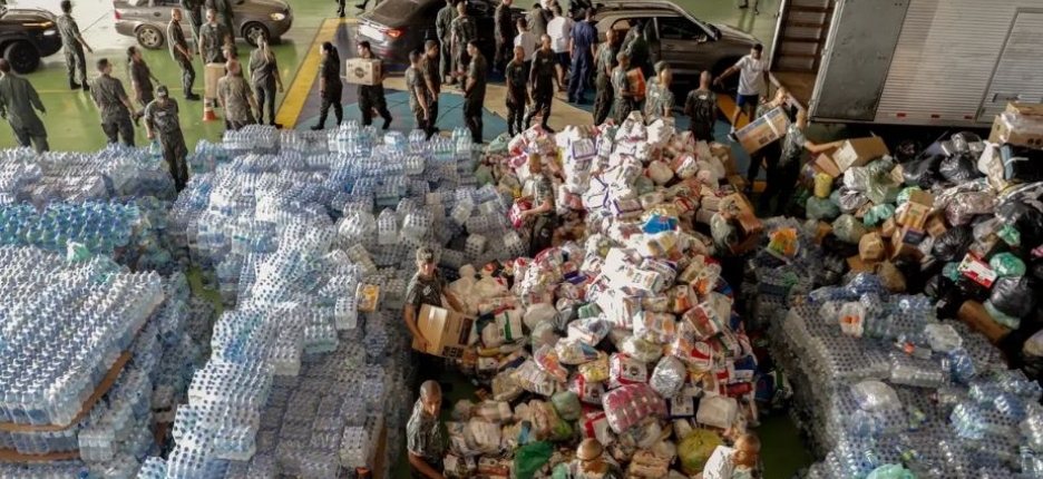 Brasilienses fazem fila para doaes a vtimas das enchentes no RS