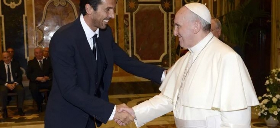 Clubes e federaes lamentam morte do Papa Francisco; Italiano tem rodada suspensa